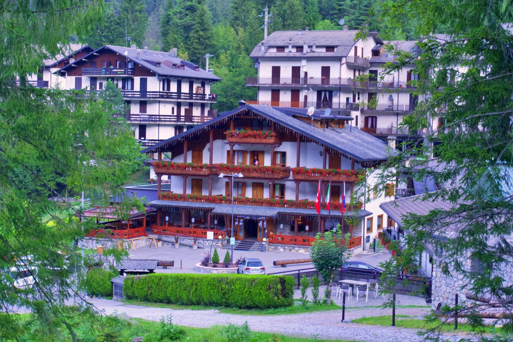 Hotel Le Pinete Piazzatorre Bagian luar foto